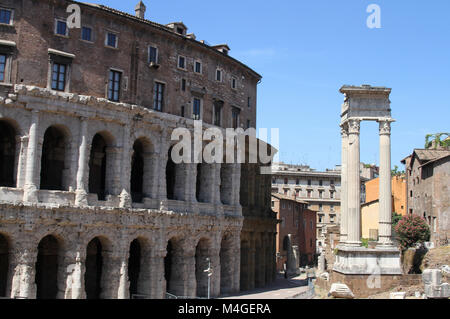 Reste des Tempels des Apollo Sosianus, ein römischer Tempel gewidmet Apollo in dem Marsfeld, neben Theater des Marcellus, in Rom, Italien. Stockfoto