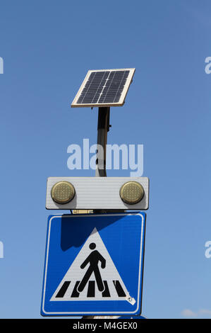 Solar-Panel mit Fußgängerüberweg Lichtern und Zeichen gegen blauen Himmel, Rom, Italien. Stockfoto