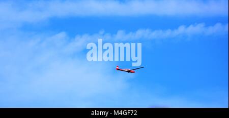 Gleitschirm in der Luft gegen einen blauen und bewölkter Himmel Stockfoto