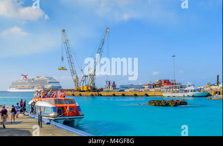 Grand Cayman, Cayman Islands, Touristen, die sich in der Karibik, die sich einem marine Shuttle auf George Town Port günstig Stockfoto