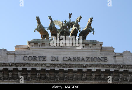 Quadriga von Geflügelten Sieg auf der Oberseite der Palast der Justiz, Sitz des Obersten Kassationsgericht, Prati, Rom, Italien. Stockfoto