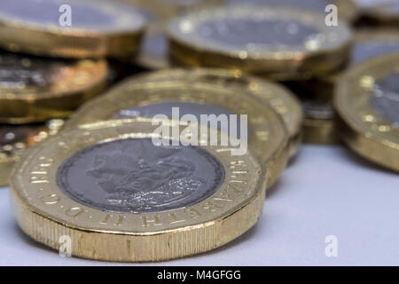 Britisches Pfund Münzen in einem Haufen von £ 1 symbolisiert Stockfoto