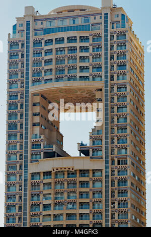 Gebäude mit Open-Air-Atrium auf Jeddah Corniche des Roten Meeres. Stockfoto