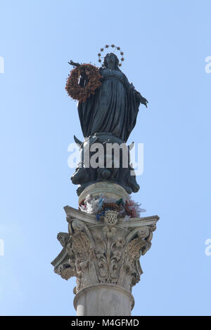 Statue der Jungfrau Maria als die Unbefleckte Empfängnis auf der Oberseite der Spalte von der Unbefleckten Empfängnis, Rom, Italien. Stockfoto