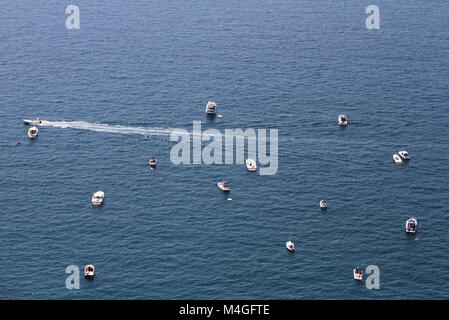 Boote im Mittelmeer vor der Küste von Sorrento, Italien. Stockfoto