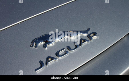 Jaguar F-Type Cabrio Luxus Sportwagen Emblem, Südafrika. Stockfoto