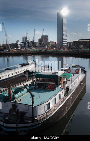 Gebäude die laufenden Arbeiten auf Holz Wharf, einem Ort auf der Isle of Dogs in London derzeit für leichte industrielle und private Zwecke verwendet wird. Der Standort befindet sich in einem großen gemischten Verwendung Sanierung und Canary Wharf nach Abschluss. Stockfoto