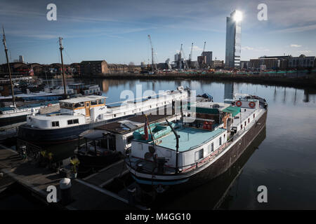 Gebäude die laufenden Arbeiten auf Holz Wharf, einem Ort auf der Isle of Dogs in London derzeit für leichte industrielle und private Zwecke verwendet wird. Der Standort befindet sich in einem großen gemischten Verwendung Sanierung und Canary Wharf nach Abschluss. Stockfoto