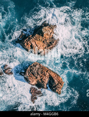 Ein Luftbild von der kalifornischen Küste Felsen