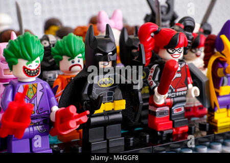 Tambow, Russische Föderation - Februar 05, 2018 Lego Minifiguren stehen in Reihen. In der ersten Zeile - Batman, den Joker, Harley Quinn, Batgirl. Studio shot Stockfoto