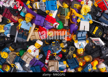 Tambow, Russische Föderation - Februar 05, 2018 Haufen Lego Minifiguren. Studio gedreht. Stockfoto