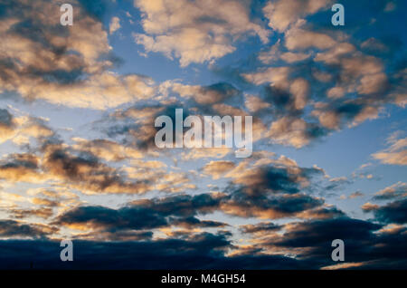 Flauschige rosa Wolken gegen den blauen Himmel bei Sonnenuntergang der Tag Stockfoto