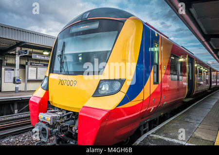 South Western Railway Desiro City Class 707 Lokomotiven und Waggons in neuer Farbgebung Farben Stockfoto