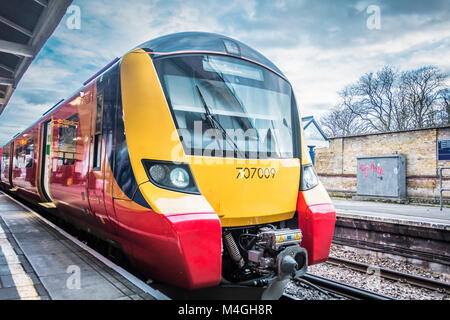 South Western Railway Desiro City Class 707 Lokomotiven und Waggons in neuer Farbgebung Farben Stockfoto