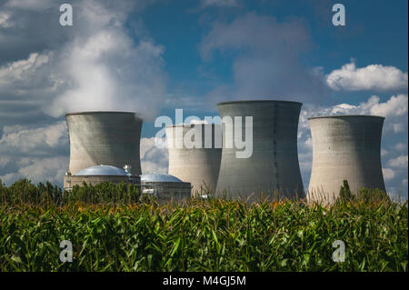 Vier Reaktoren des Kernkraftwerks. Saint-Vulbas, Bugey, Frankreich Stockfoto