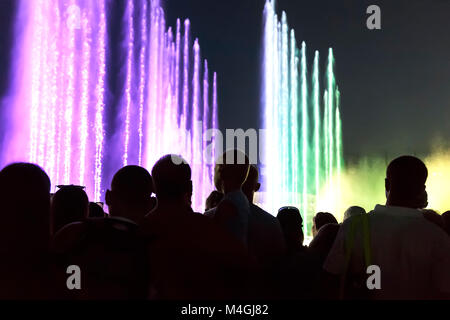 Bei der Abendvorstellung Menschen bewundern und Fotografieren des Brunnens Farb-Musik. Stockfoto