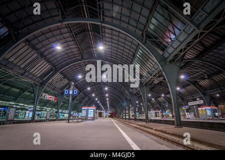 Karlsruhe Bahnhof, in der Nacht, die die Dachkonstruktion aus niedrigen Perspektive im Weitwinkel. Shot 2017, in Karlsruhe, Deutschland Stockfoto