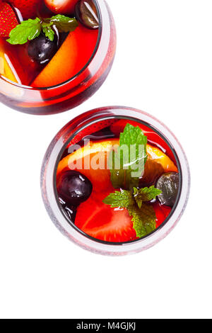 Sommer Rotwein Sangria Getränk isoliert auf weißem Hintergrund Stockfoto