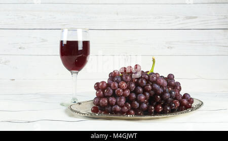 Glas Wein und Trauben, isoliert auf weiss Stockfoto