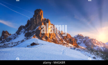 Fantastische Winterlandschaft, Passo Giau mit berühmten Ra Gusela, Nuvolau Gipfeln im Hintergrund, Dolomiten, Italien, Europa Stockfoto