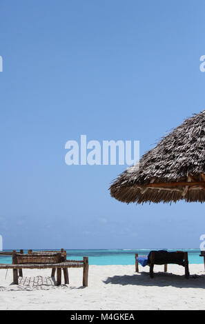 Solarium und Sonnenschirm am Strand, Kiwengwa Strand, Sansibar, Tansania Stockfoto