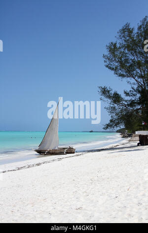 Dhau am Strand, Kiwengwa Beach, Sansibar, Tansania Stockfoto