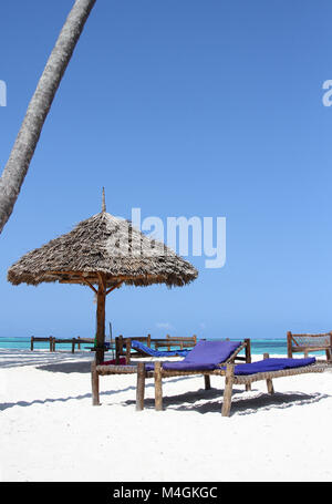 Solarium und Sonnenschirm am Strand, Kiwengwa Strand, Sansibar, Tansania Stockfoto