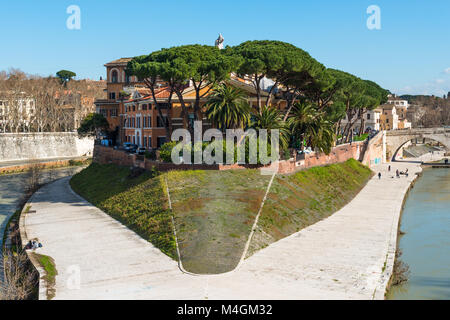 In der Mitte des Tiber in Rom ist die kleine Insel, bekannt als Isola Tiberina. Repubblica Krankenhaus ist auf der westlichen Seite gesehen. Latium, Italien. Stockfoto