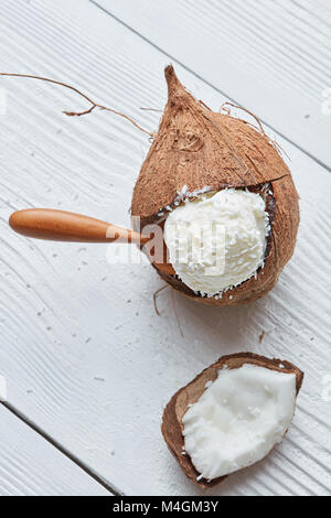 Köstliche Vanille-Eis in Kokosnuss Stockfoto