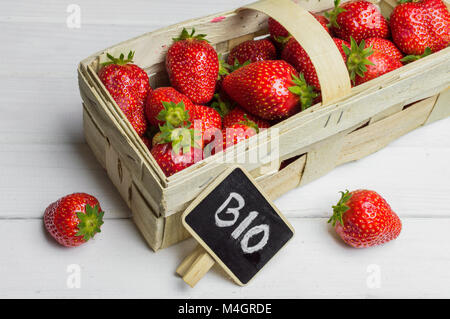 Punnet voller Frische reife Erdbeeren auf weißem Hintergrund Holz Stockfoto