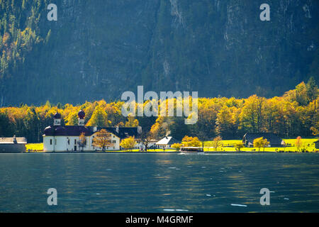 See Konigssee mit weltberühmten St. Bartholomä im Nationalpark Berchtesgaden, Bayern, Deutschland Stockfoto
