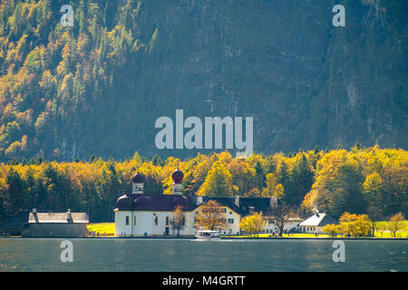 See Konigssee mit weltberühmten St. Bartholomä im Nationalpark Berchtesgaden, Bayern, Deutschland Stockfoto