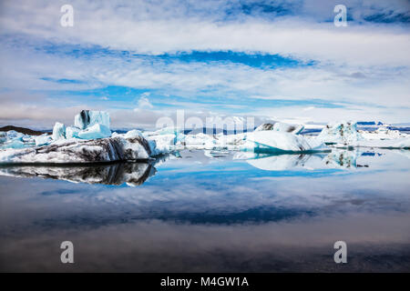 Eisberge sind in gespiegelten Wasser des Ozeans reflektiert Stockfoto