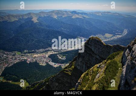 Mit Blick auf die Stadt azuga von einem Berggipfel in der Bucegi Bergen von Rumänien Stockfoto