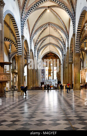 Florenz, Italien, 19. September 2017: In Santa Maria Novella; Touristen bewundern die Innenausstattung von Santa Maria Novella; die erste große Basilika Stockfoto