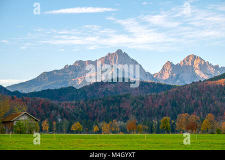 Idyllische Herbstlandschaft in den Bayerischen Alpen, Deutschland Stockfoto