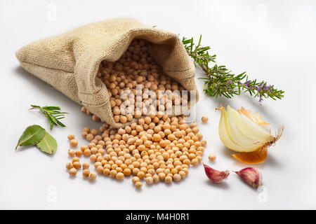 Kichererbsen mit Zwiebeln, Lorbeer, rotem Knoblauch und Rosmarin, Stillleben von langsamem Essen. Abruzzen, Italien, Europa Stockfoto