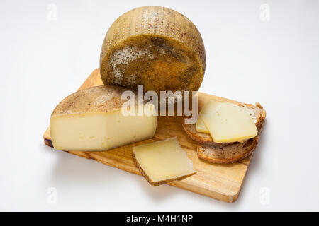 Abruzzen Pecorino Käse auf Holz Schneidebrett. Stillleben auf weißem Hintergrund. Abruzzen, Italien, Europa Stockfoto