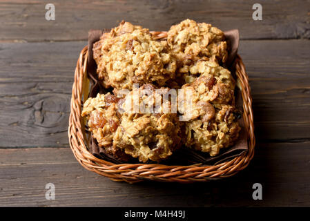 Hafer Cookies im Brotkorb auf hölzernen Tisch. Nähe zu sehen. Stockfoto