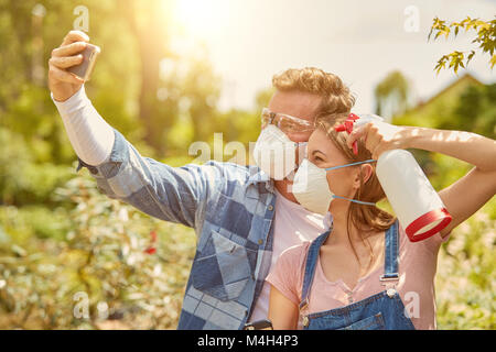 Gärtner unter selfie mit Atemschutzmaske Stockfoto