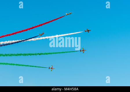 Al Fursan aerobatic Display Team. 2018 Anzeige an Abu Dhabi in den UAE national Air Force Flying Team Stockfoto