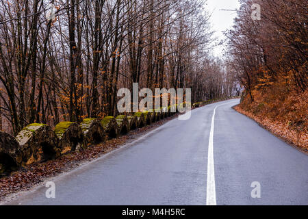 Ein Berg Straße durch das Apuseni Gebirge in Rumänien Stockfoto