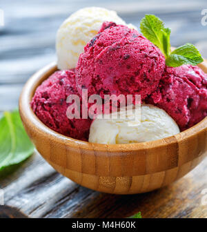 Zitrone und schwarze Johannisbeere Eis in eine hölzerne Schüssel. Stockfoto