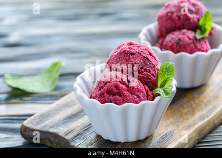 Hausgemachtes Eis von schwarzen Johannisbeeren. Stockfoto