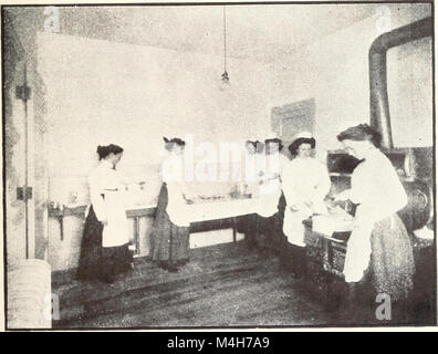 Der *Jahresbericht der Montana Schools for the Deaf, Blind and Backward Children* (1911) hebt den Bildungsfortschritt, die Herausforderungen und Initiativen hervor, die zur Unterstützung von Kindern mit besonderen Bedürfnissen in Montana ergriffen wurden. Stockfoto