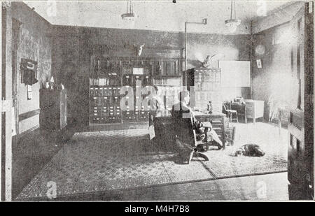 Der Jahresbericht 1918 der Montana Schools for the Deaf, Blind and Backward Children beschreibt den Bildungsfortschritt, die Ressourcen und die Herausforderungen, denen Schüler mit besonderen Bedürfnissen in Montana gegenüberstehen. Der Bericht beschreibt die Dienstleistungen und Initiativen der schoolâ, die darauf abzielen, die Bildung dieser Studenten zu verbessern. Stockfoto