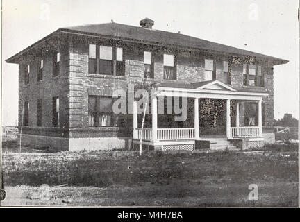 Dieser Jahresbericht 1918 beschreibt die Aktivitäten und Fortschritte der Schulen in Montana, die sich der Erziehung gehörloser, blinder und rückständiger Kinder widmen, wobei der Schwerpunkt auf speziellen Bildungsprogrammen und der Entwicklung von Schülern liegt. Stockfoto