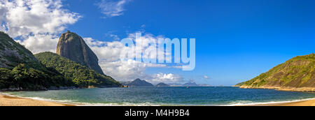 Zuckerhut Hill und Roten Strand panorama Stockfoto