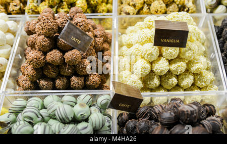 Köstliche Mischung von verschiedenen Arten von italienischen Schokolade Süßigkeiten aus Kaffee Milch Vanille auf Anzeige am Markt in Mailand, Lombardei, Italien reichen. Stockfoto