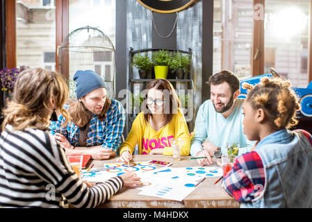 Gruppe Leute zusammen im Cafe arbeiten Stockfoto